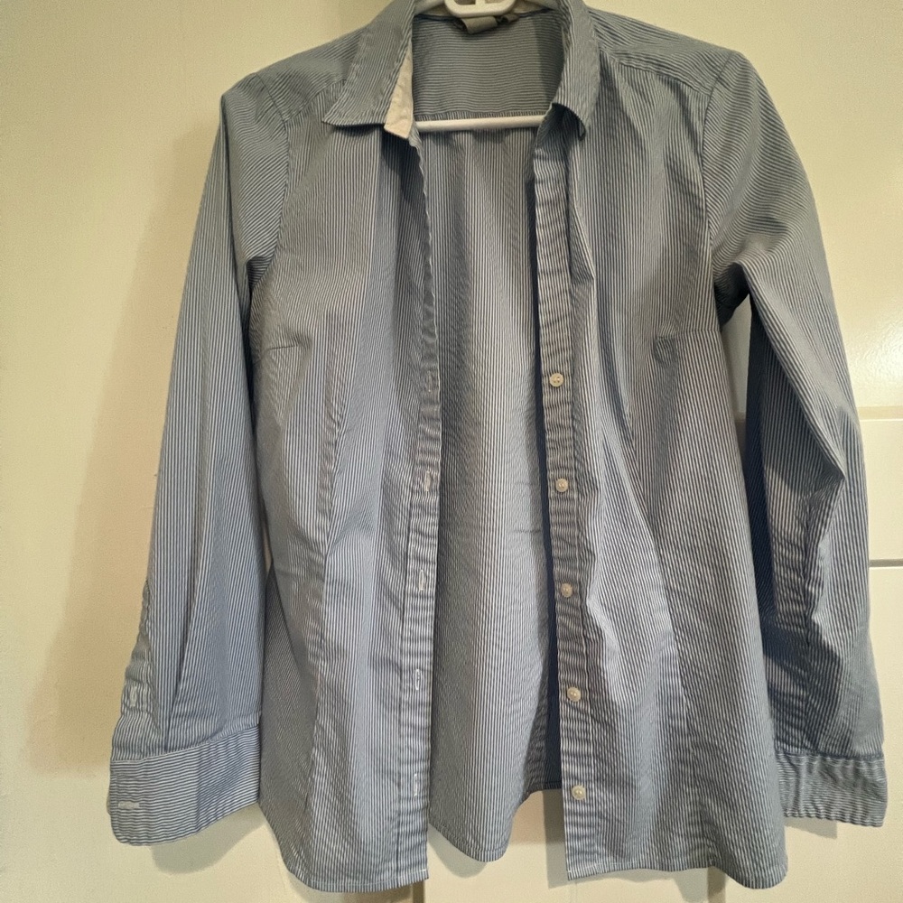 H&M Blue Fitted Casual Button Down Shirt. Womens size 8